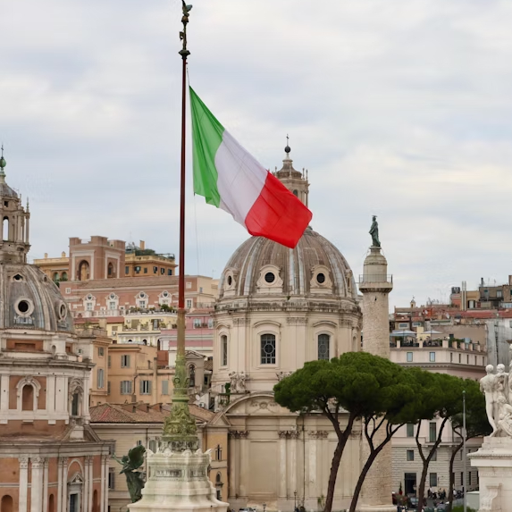Flaga Włoch na tle rzymskiej panoramy z charakterystycznymi kopułami